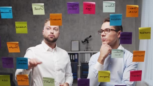 Equipe Jovens Empresários Está Fazendo Brainstorm Uma Reunião Usando Adesivos — Vídeo de Stock