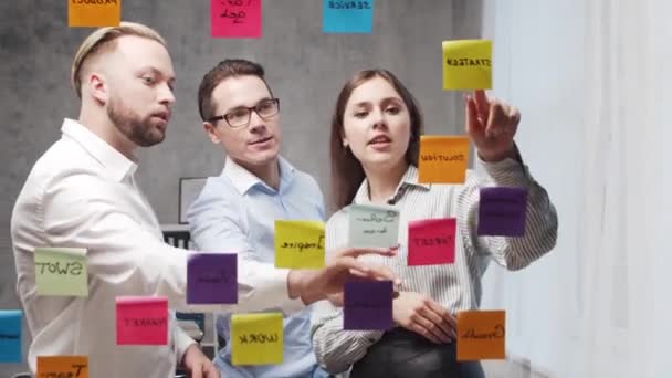 Equipo Jóvenes Empresarios Está Haciendo Una Lluvia Ideas Una Reunión — Vídeo de stock