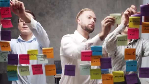 Tim Pemuda Pebisnis Sedang Melakukan Brainstorming Pada Pertemuan Menggunakan Stiker — Stok Video