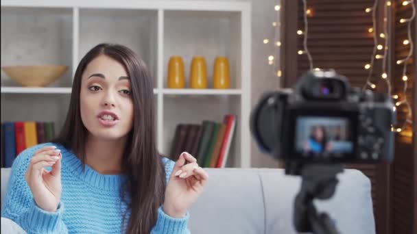 Mladá Atraktivní Bruneta Žena Nahrává Video Blog Kamerou Šťastná Dívka — Stock video