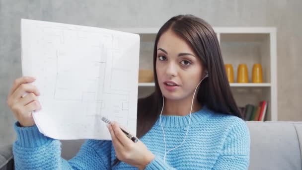 Mladá Atraktivní Žena Pracuje Doma Pomocí Sluchátek Freelancer Nebo Student — Stock video
