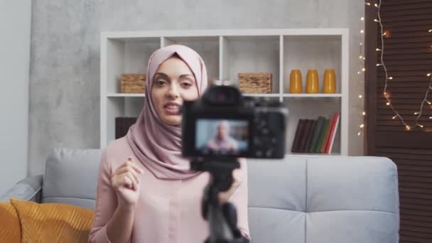 Mladá Atraktivní Muslimka Hidžábu Nahrává Video Blog Kamerou Šťastný Středovýchodní — Stock video