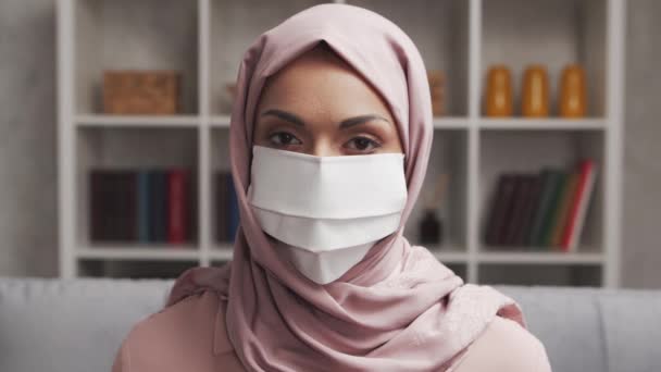 Retrato Cerca Una Joven Musulmana Hiyab Máscara Protectora Triste Mujer — Vídeos de Stock