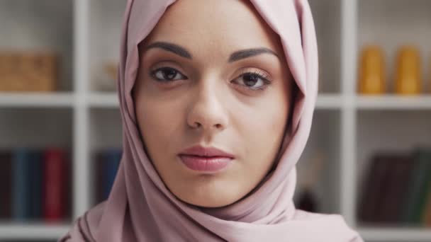 Potret Gadis Muslim Muda Dan Menarik Dalam Jilbab Wanita Timur — Stok Video