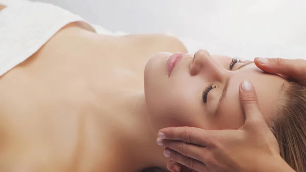 Junge Schöne Und Gesunde Frau Massagesalon Traditionelle Gesichtsmassagen Und Behandlungen — Stockfoto