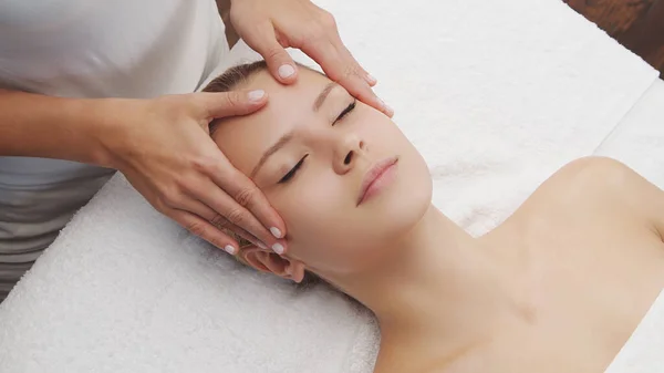 Mujer Joven Hermosa Saludable Salón Masajes Tratamientos Tradicionales Masaje Facial —  Fotos de Stock