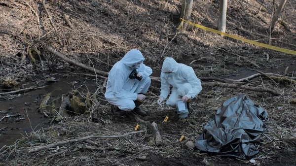 Los Detectives Están Recogiendo Pruebas Una Escena Del Crimen Los — Foto de Stock