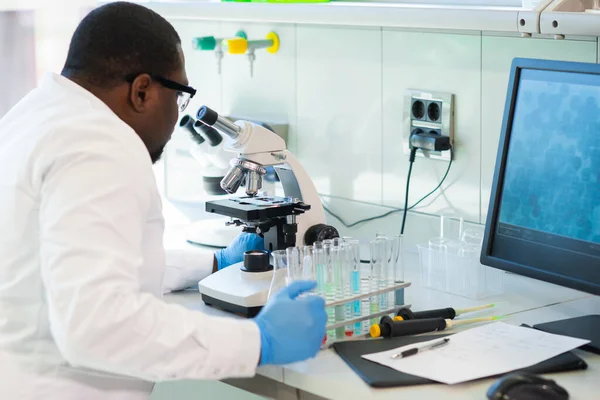 在实验室工作的非裔美国科学家 做微生物学研究的男医生 实验工具 显微镜 生物技术 细菌学 病毒学 Dna和 — 图库照片