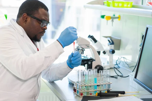 Cientista Afro Americano Trabalhar Laboratório Médico Fazer Pesquisa Microbiológica Ferramentas — Fotografia de Stock