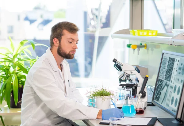 Ученый Работает Лаборатории Доктор Проводит Микробиологические Исследования Лабораторные Инструменты Микроскоп — стоковое фото