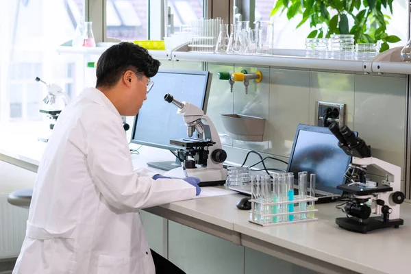 Médico Asiático Trabalhando Laboratório Pesquisa Assistente Ciências Fazer Experiências Farmacêuticas — Fotografia de Stock