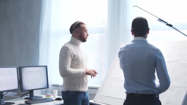 Architect Zijn Collega Werken Zolder Met Tekentafel Computers Werkplaats Van — Stockvideo