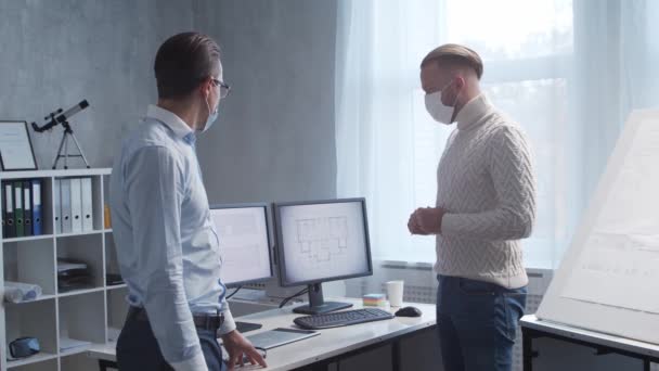 Architecte Son Collègue Masques Protection Les Hommes Travaillent Dans Grenier — Video