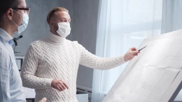 Architect Zijn Collega Beschermende Maskers Mannen Werken Zolder Met Tekentafel — Stockvideo
