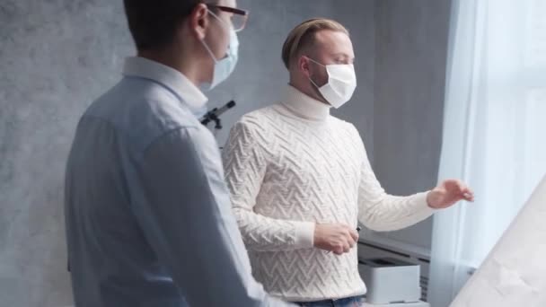 Arquiteto Seu Colega Máscaras Protetoras Homens Trabalham Loft Usando Prancheta — Vídeo de Stock