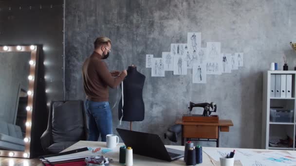 Locul Muncă Designerului Modă Tânăr Talentat Croitorul Lucrează Singur Mansardă — Videoclip de stoc