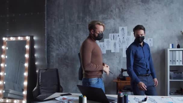 Arbejdsplads Unge Talentfulde Modedesigner Skræddersyet Hans Forretningspartner Arbejder Stilfuldt Loft – Stock-video