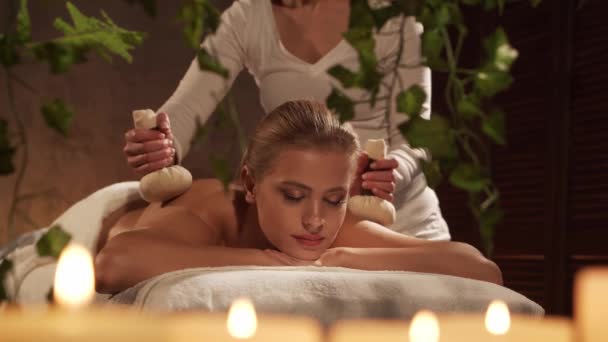 Genç Sağlıklı Güzel Bir Kadın Spa Salonunda Bitkisel Masaj Terapisi — Stok video