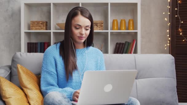 Ung Och Attraktiv Kvinna Arbetar Hemma Med Bärbar Dator Frilansare — Stockvideo