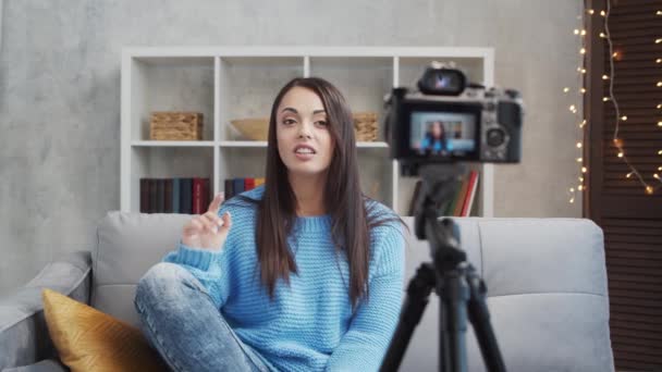 Mujer Morena Joven Atractiva Está Grabando Video Blog Con Una — Vídeos de Stock