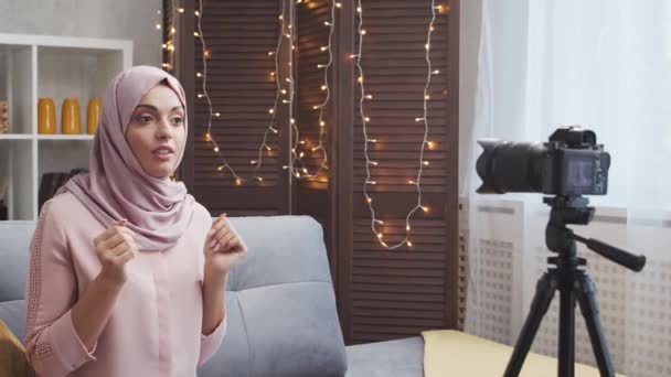 Молода Приваблива Мусульманка Хіджабі Запис Відео Блогу Камерою Щаслива Дівчина — стокове відео