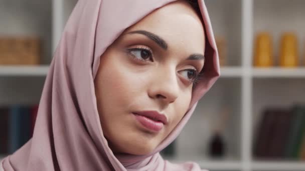 Potret Gadis Muslim Muda Dan Menarik Dalam Jilbab Wanita Timur — Stok Video