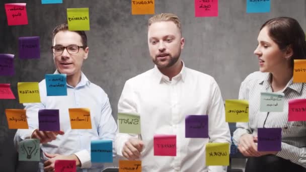 Equipo Jóvenes Empresarios Está Haciendo Una Lluvia Ideas Una Reunión — Vídeo de stock