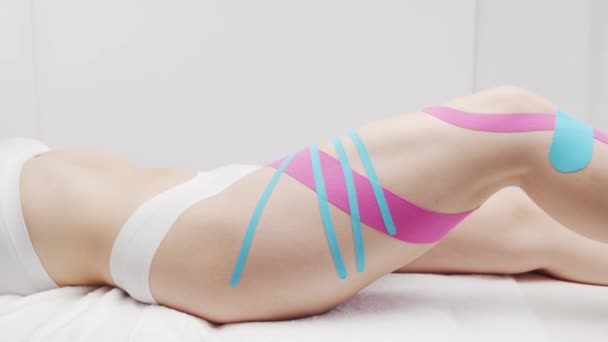 Therapeut Brengt Kinesio Tape Aan Vrouwelijk Lichaam Fysiotherapie Kinesiologie Herstelbehandeling — Stockvideo