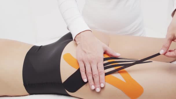 Terapeuta Está Aplicando Cinta Kinesio Cuerpo Femenino Conceptos Fisioterapia Cinesiología — Vídeos de Stock