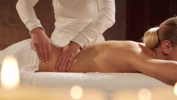 Junge Gesunde Und Schöne Frau Erhält Massagetherapie Wellness Salon Gesunder — Stockvideo