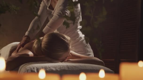 Mulher Jovem Saudável Bonita Recebe Terapia Massagem Salão Spa Estilo — Vídeo de Stock