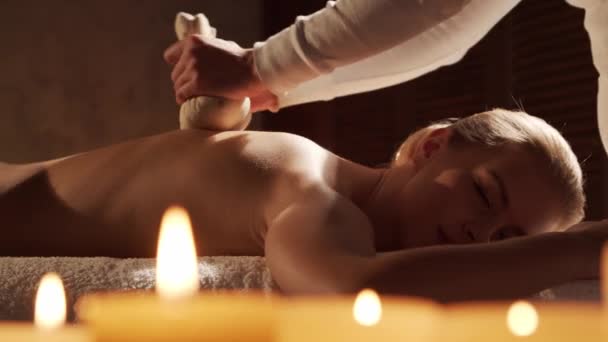 Junge Gesunde Und Schöne Frau Erhält Kräuterball Massage Therapie Wellness — Stockvideo