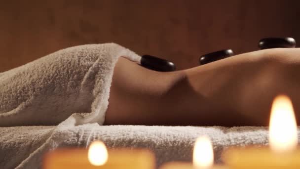 Mulher Jovem Saudável Bonita Recebe Terapia Massagem Pedra Quente Salão — Vídeo de Stock