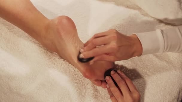 Junge Gesunde Und Schöne Frau Bekommt Eine Fersenmassage Mit Einer — Stockvideo