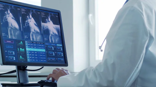 Médico Profissional Que Trabalha Escritório Hospital Usando Tecnologia Computador Conceito — Fotografia de Stock