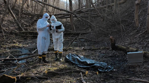 Los Detectives Están Recogiendo Pruebas Una Escena Del Crimen Los — Foto de Stock