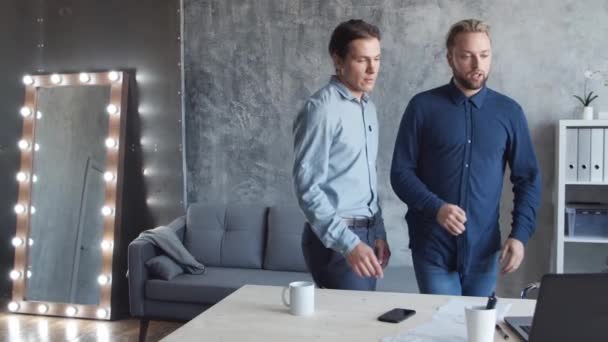 Deux Hommes Affaires Travaillent Ensemble Dans Bureau Moderne Des Hommes — Video