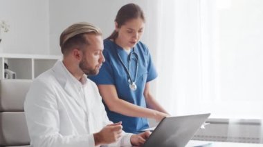 Hastane ofisinde çalışan profesyonel tıp doktorları. Başhekim ve genç hemşireyle konuşun. Tıbbi konsept.