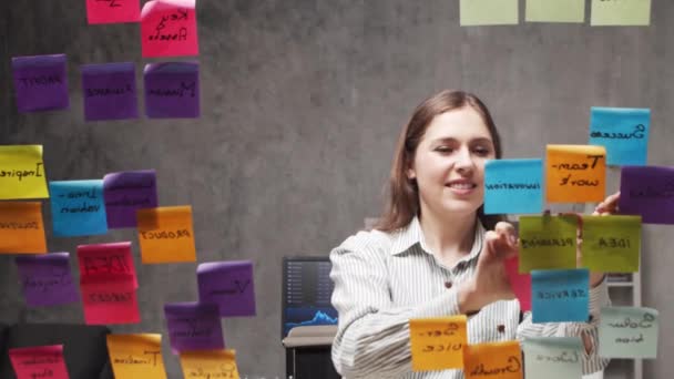 Wanita Bisnis Muda Dan Menarik Melakukan Brainstorming Menggunakan Stiker Kaca — Stok Video