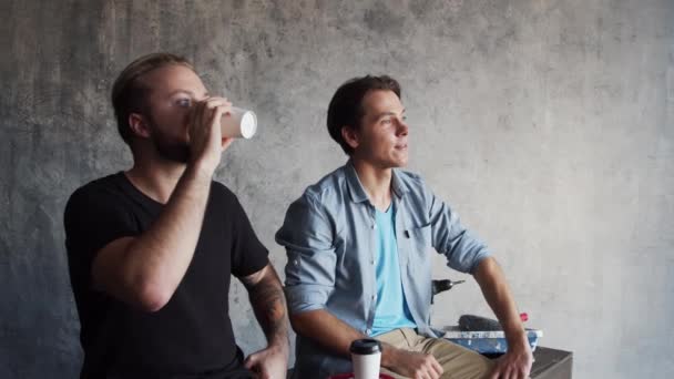 Arkadaş Yenileme Molasında Dinleniyor Konuşuyorlar Genç Erkek Işçiler Iskelede Oturur — Stok video