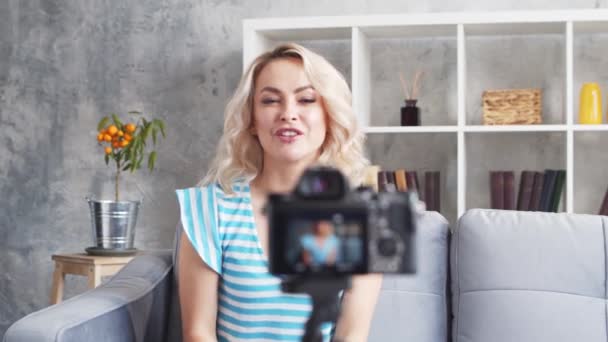 Mladá Atraktivní Žena Nahrává Video Blog Kamerou Šťastná Dívka Sedí — Stock video