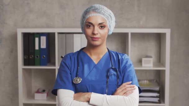 在医院办公室工作的专业医生 年轻迷人的戴防护面具的女医生形象 医疗概念 — 图库视频影像