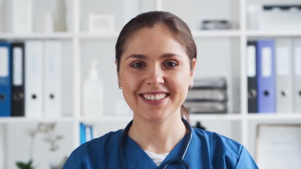 Professionele arts in het ziekenhuis kantoor, Portret van jonge en aantrekkelijke vrouwelijke arts. — Stockvideo