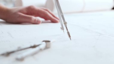 Bir mimarın ellerine yakın çekim. Ofisteki iş yerinde profesyonel emlak tasarımcısı.