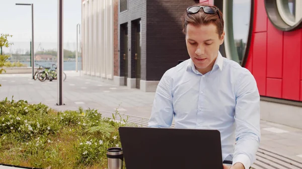 Jeune et attrayant pigiste travaillant en plein air. Employé de bureau ou homme d'affaires. Distance commerciale et sociale. — Photo