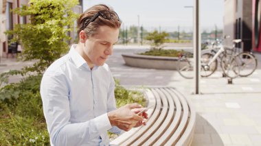 Açık havada çalışan genç ve çekici bir serbest yazar. Ofis çalışanı ya da iş adamı. İş ve sosyal uzaklık.