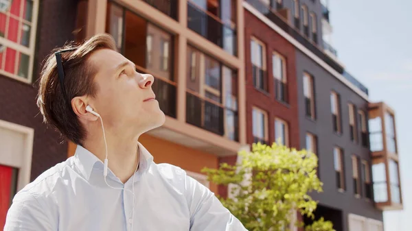 Young and attractive freelancer working outdoor. Office worker or businessperson. Business and social distancing. — Stock Photo, Image