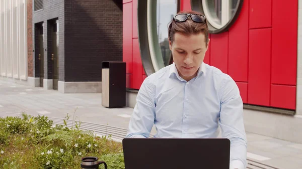 Jeune et attrayant pigiste travaillant en plein air. Employé de bureau ou homme d'affaires. Distance commerciale et sociale. — Photo