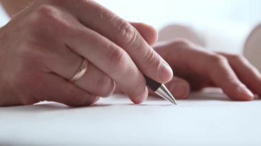 Bir mimarın ellerine yakın çekim. Ofisteki iş yerinde profesyonel emlak tasarımcısı.