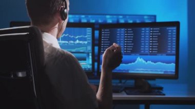 Komisyoncu, çalışma istasyonu ve analiz teknolojisi kullanarak ofiste çalışıyor. Profesyonel tüccarların işyeri. Küresel finans piyasaları, iş dünyası, döviz kurları ve bankacılık kavramları.